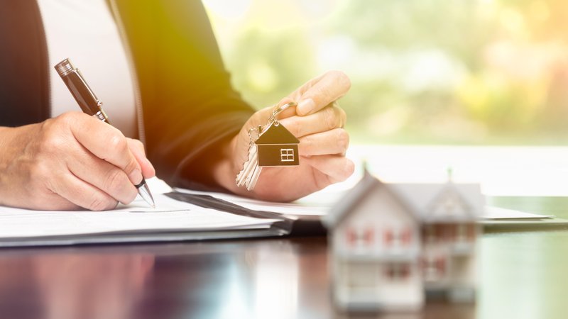 Immobilienvertrag wird unterschrieben | Bild: picture alliance / imageBROKER | Andy Dean Immobilienvertrag wird unterschrieben