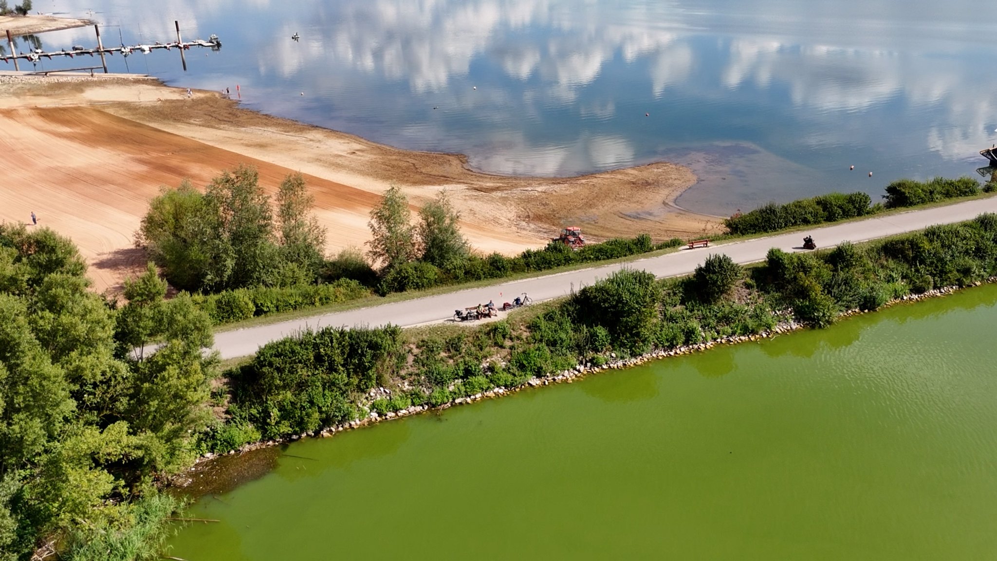 Damm zwischen kleinem Brombachsee vom großen Brombachsee. | Bild: BR / Ulrike Lefherz Damm zwischen kleinem Brombachsee vom großen Brombachsee.