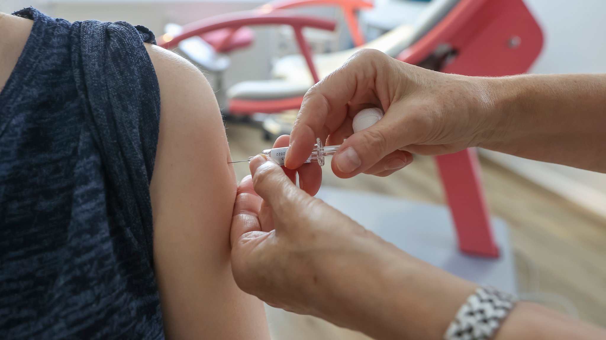 Politikerinnen und Politiker werben dafür, sich gegen das Coronavirus impfen zu lassen