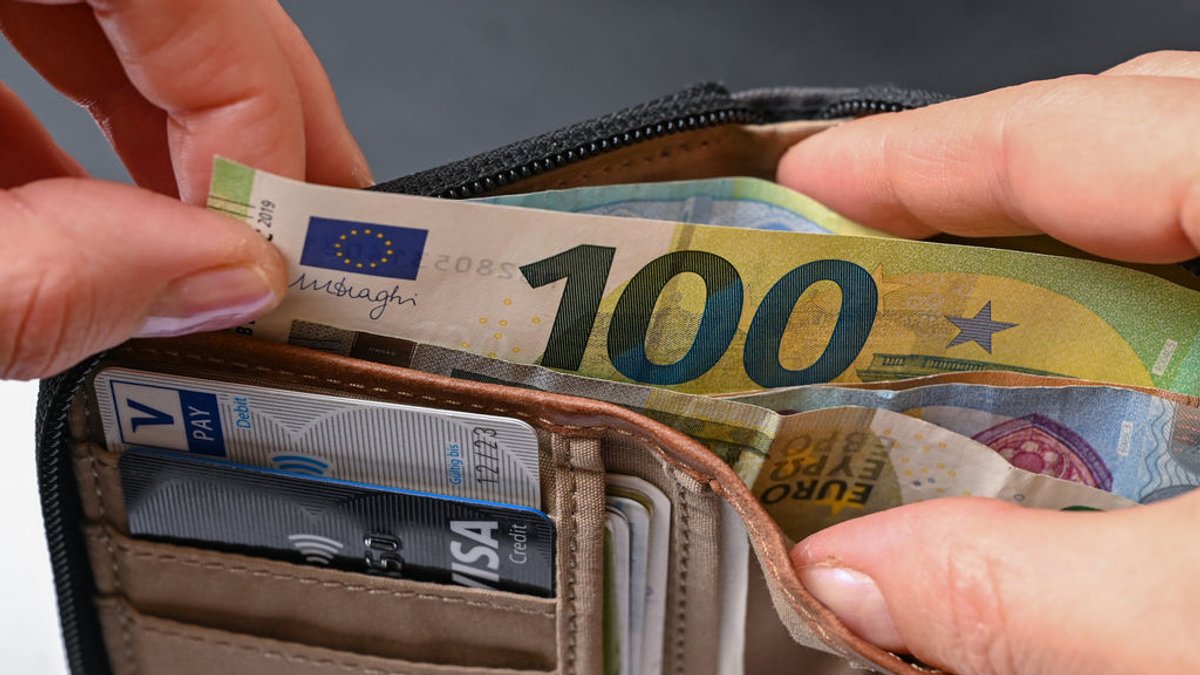 Euro-Scheine in einer Geldbörse (Symbolbild)