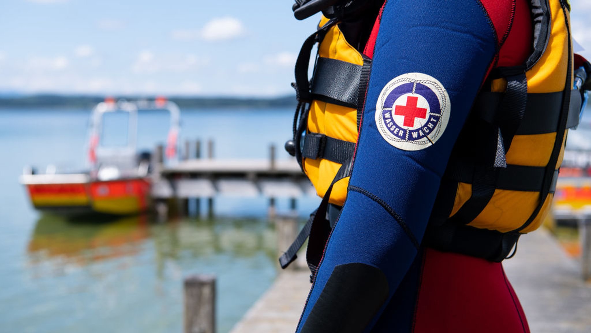 ARCHIV - 29.05.2020, Bayern, Münsing: Eine Mitarbeiterin der Wasserwacht nimmt an einer Seerettungsübung teil. (zu dpa: «Seniorin nach Badeunfall in Stausee gestorben») Foto: Sven Hoppe/dpa +++ dpa-Bildfunk +++