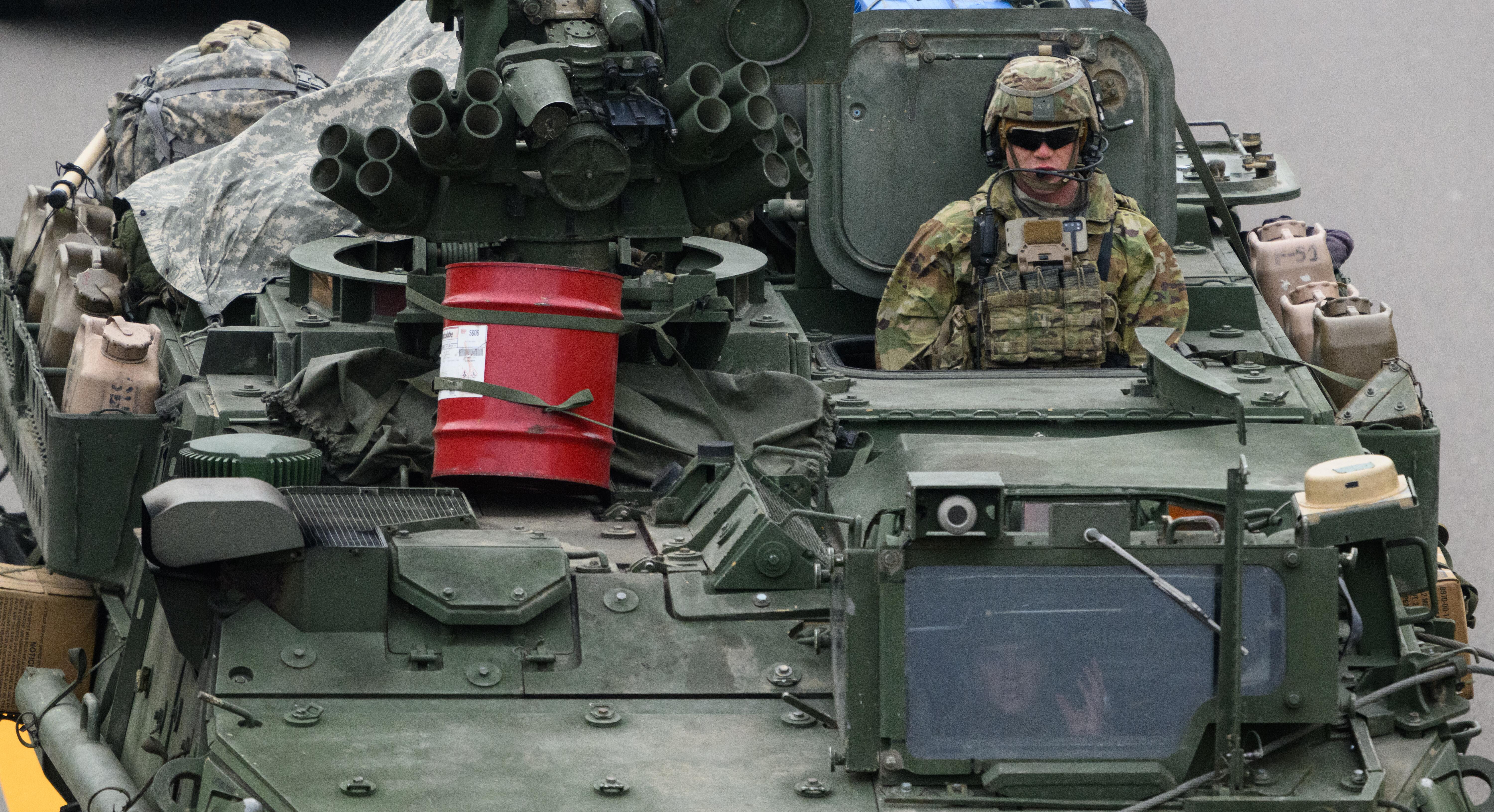 Archivbild: Ein US-Militärfahrzeug fährt am Morgen auf der Autobahn A4 bei Dresden entlang.