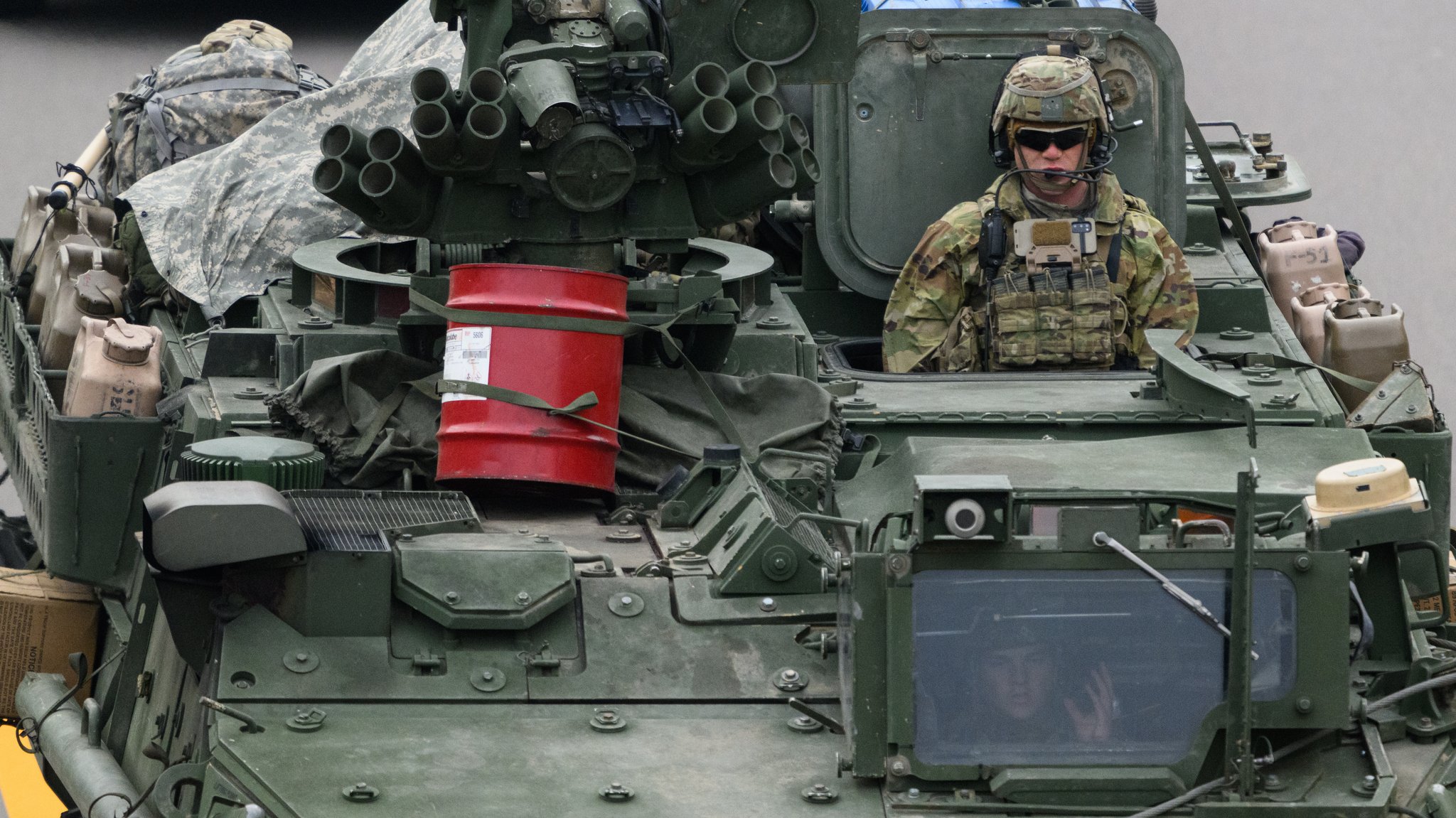 Archivbild: Ein US-Militärfahrzeug fährt am Morgen auf der Autobahn A4 bei Dresden entlang.