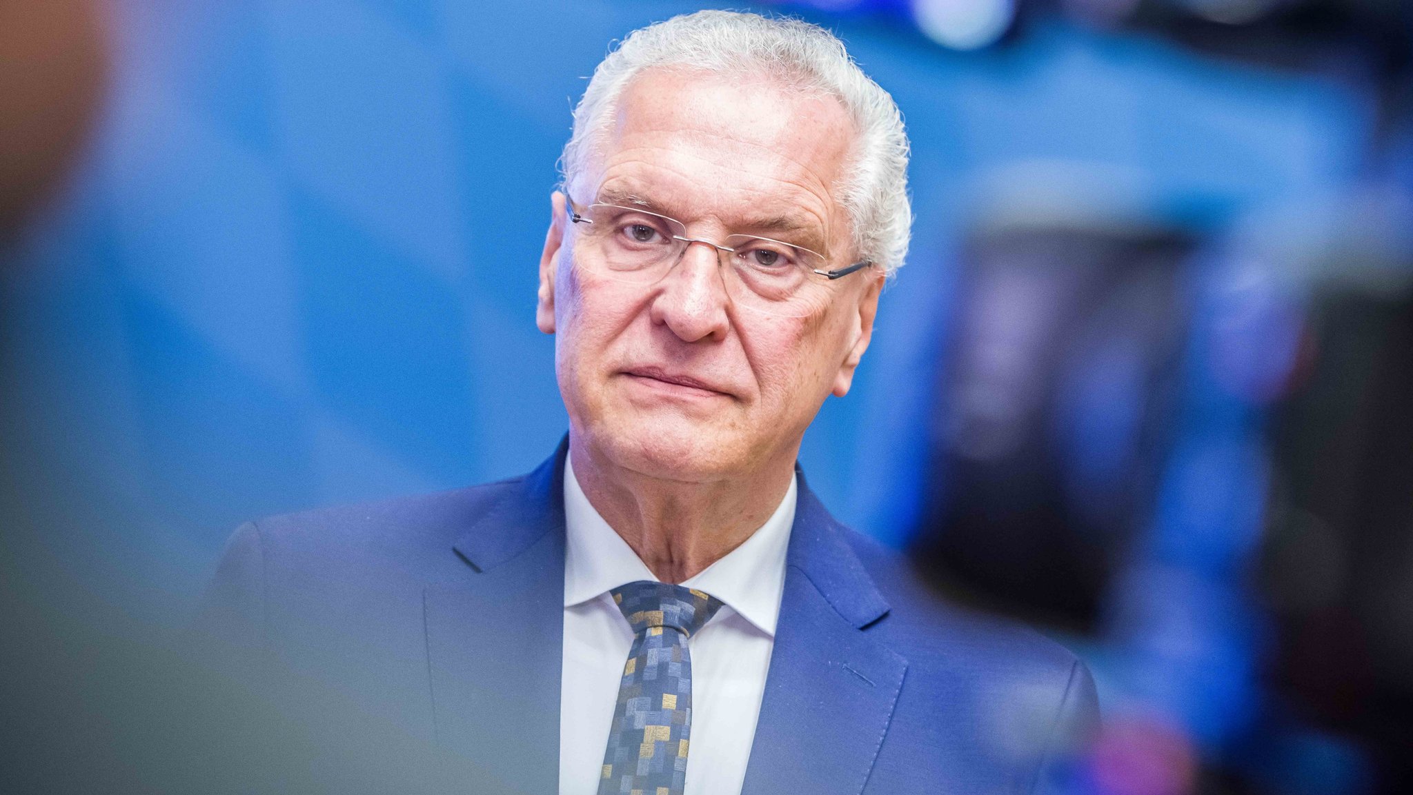 Sieht keinen Anlass zur Entwarnung: Bayerns Innenminister Joachim Herrmann (CSU) stellte am Montag den Verfassungsschutzbericht 2023 vor. | Bild: picture alliance/zumapress.com/Sachelle Babbar Sieht keinen Anlass zur Entwarnung: Bayerns Innenminister Joachim Herrmann (CSU) stellte am Montag den Verfassungsschutzbericht 2023 vor.