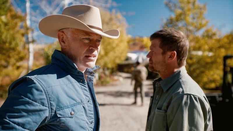 Neil McDonough (l) als Ian Ross und Bailey Chase als Jeff Eriksson in einer Szene des Films "Homestead" (undatierte Filmszene). | Bild: -/Kinostar/dpa +++ dpa-Bildfunk +++ Neil McDonough (l) als Ian Ross und Bailey Chase als Jeff Eriksson in einer Szene des Films "Homestead" (undatierte Filmszene).