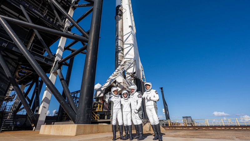Jared Isaacman (rechts) und seine drei Passagiere stehen vor der "Dragon"-Raumkapsel.
