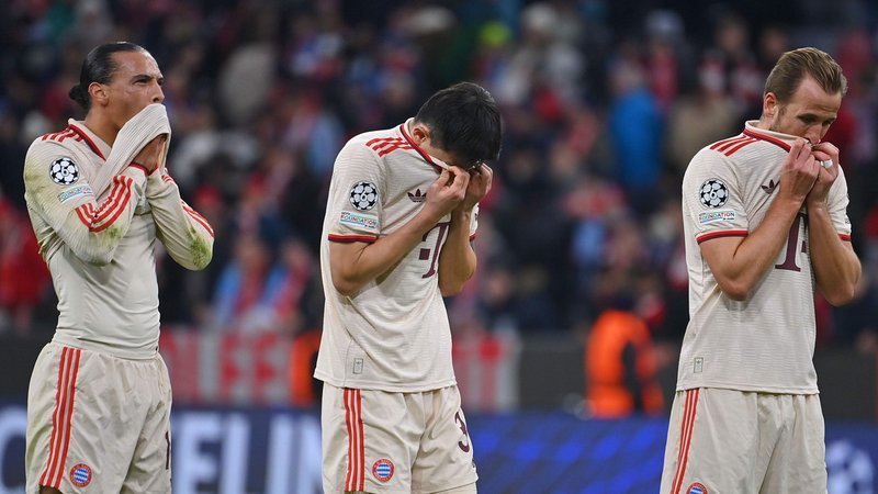 Leroy Sané, Minjae Kim und Harry Kane sind trotz des Siegs enttäuscht. | Bild: picture-alliance / dpa Leroy Sané, Minjae Kim und Harry Kane sind trotz des Siegs enttäuscht.