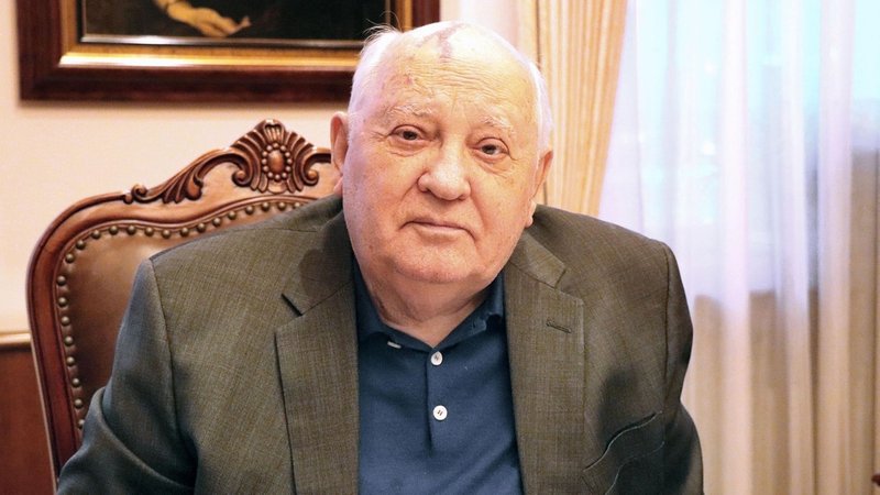Michail Gorbatschow sitzt an einem Schreibtisch (Symbolbild)