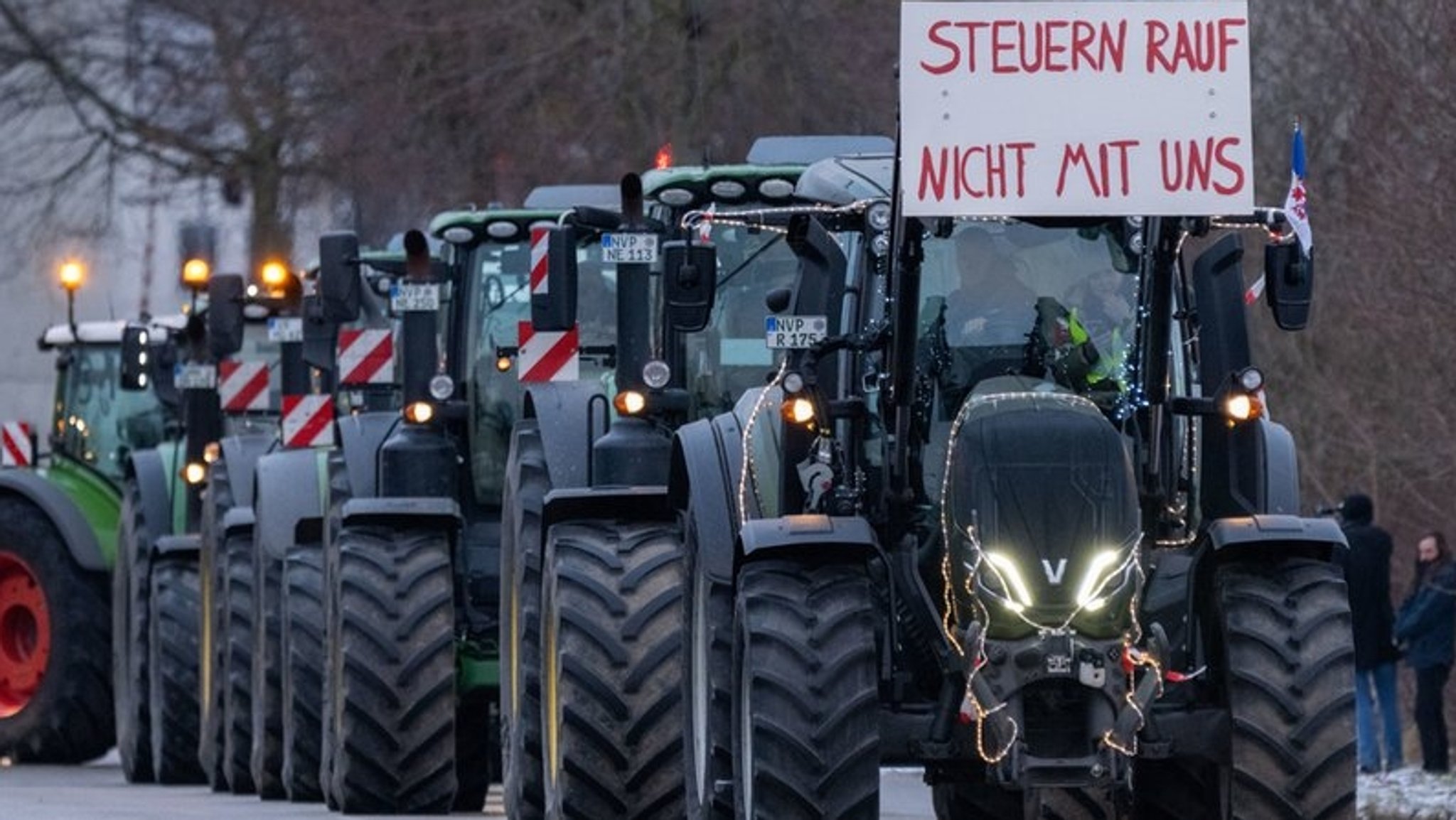 Bauernprotest mit Traktoren auf der Straße 