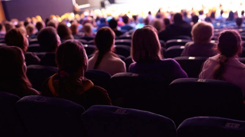 Zuschauer in einem Veranstaltungssaal, von hinten betrachtet. | Bild: colourbox Zuschauer in einem Veranstaltungssaal, von hinten betrachtet.