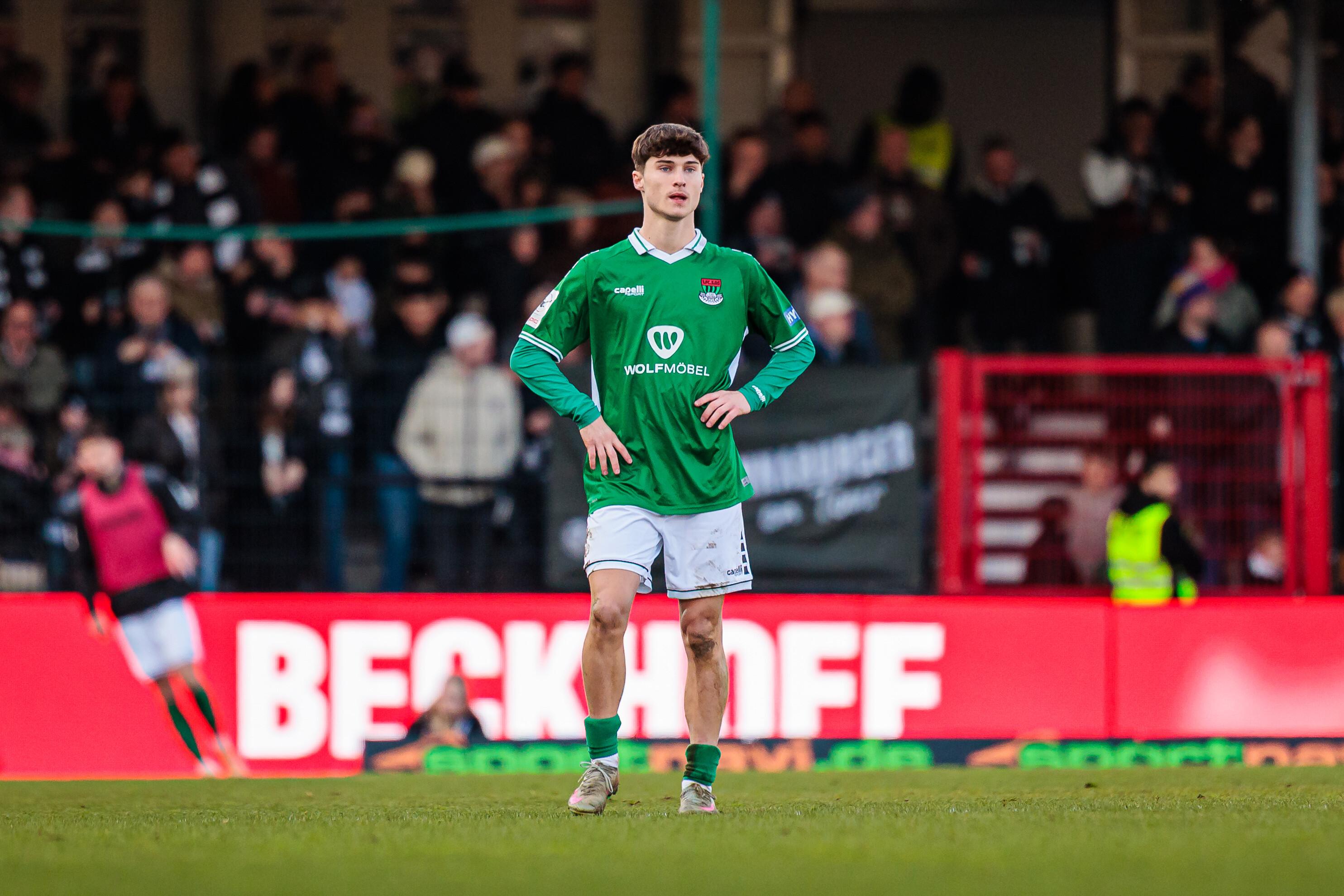Enttäuschung bei Lauris Bausenwein (Schweinfurt) nach Tor zum 4:0 durch Berkan Taz (Verl)