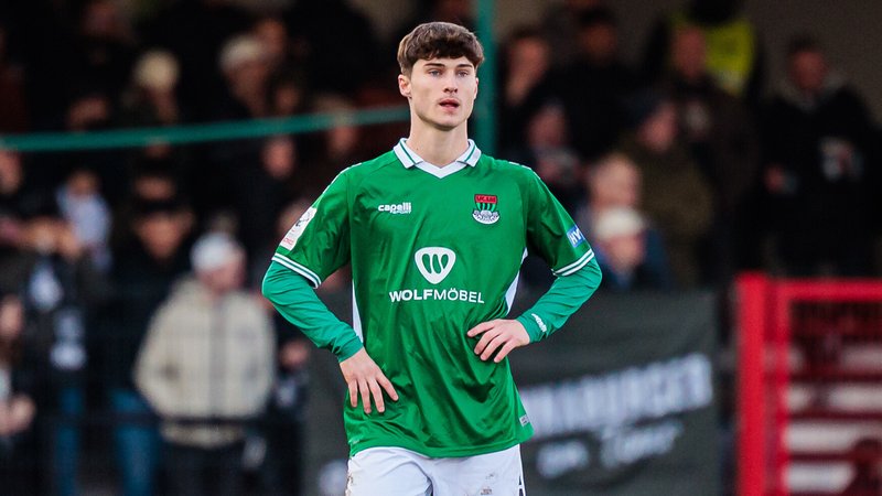 Enttäuschung bei Lauris Bausenwein (Schweinfurt) nach Tor zum 4:0 durch Berkan Taz (Verl) | Bild: picture alliance / Eibner-Pressefoto | Jan Rollinger Enttäuschung bei Lauris Bausenwein (Schweinfurt) nach Tor zum 4:0 durch Berkan Taz (Verl)