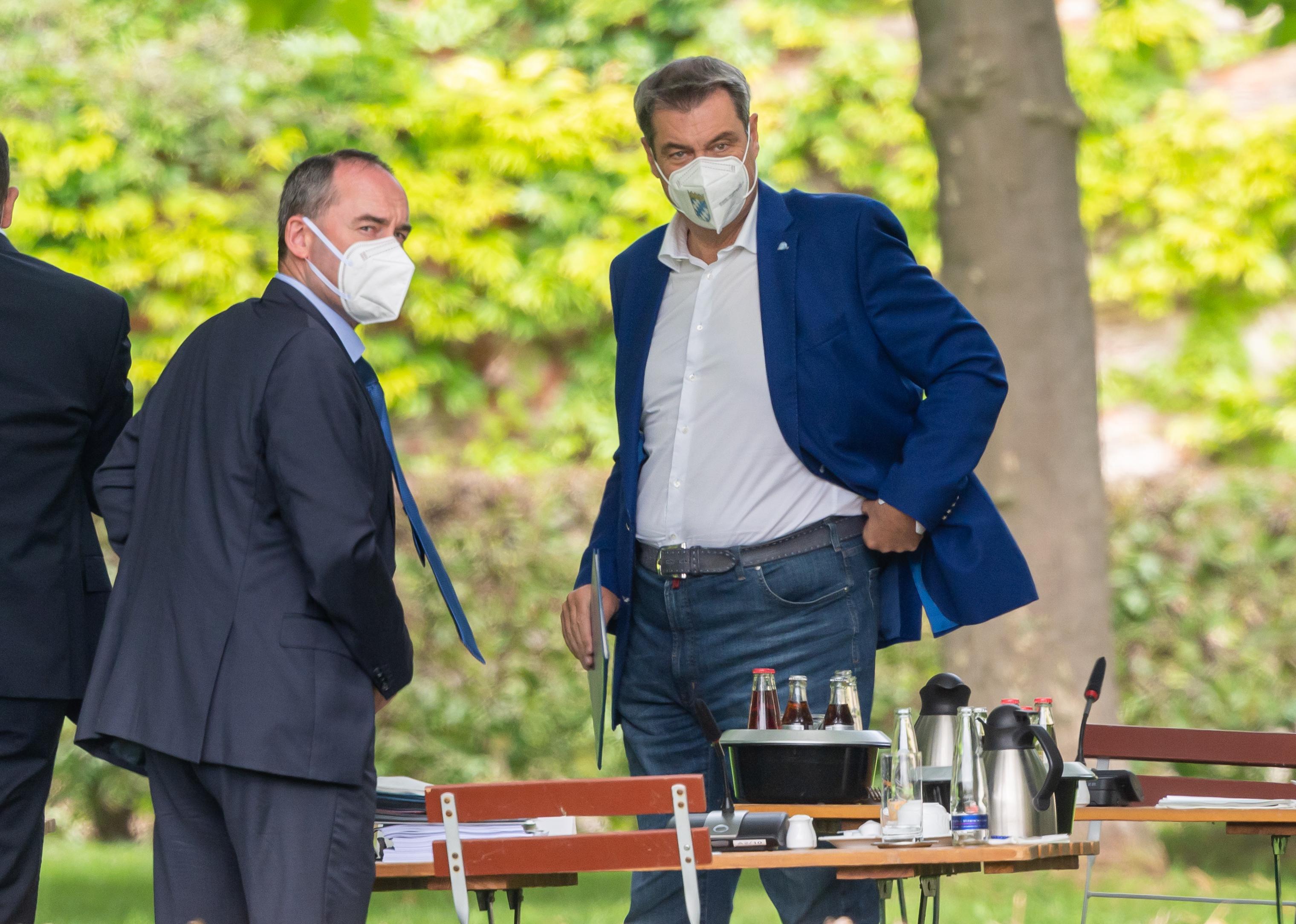 Markus Söder (r.), CSU, bayerischer Ministerpräsident und Hubert Aiwanger, Freie Wähler, bayerischer Wirtschaftsminister | Bild:pa/dpa/Peter Kneffel