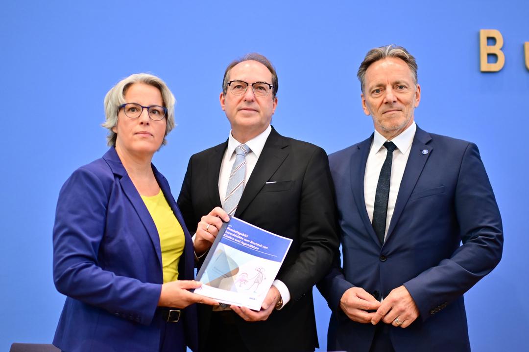 Kerstin Claus, Unabhängige Bundesbeauftragte gegen sexuellen Missbrauch von Kindern und Jugendlichen, Alexander Dobrindt, Bundesinnenminister, und Holger Münch, Präsident des Bundeskriminalamtes, während einer Pressekonferenz zum Bundeslagebild über sexuellen Missbrauch von Kindern und Jugendlichen im Jahr 2024.