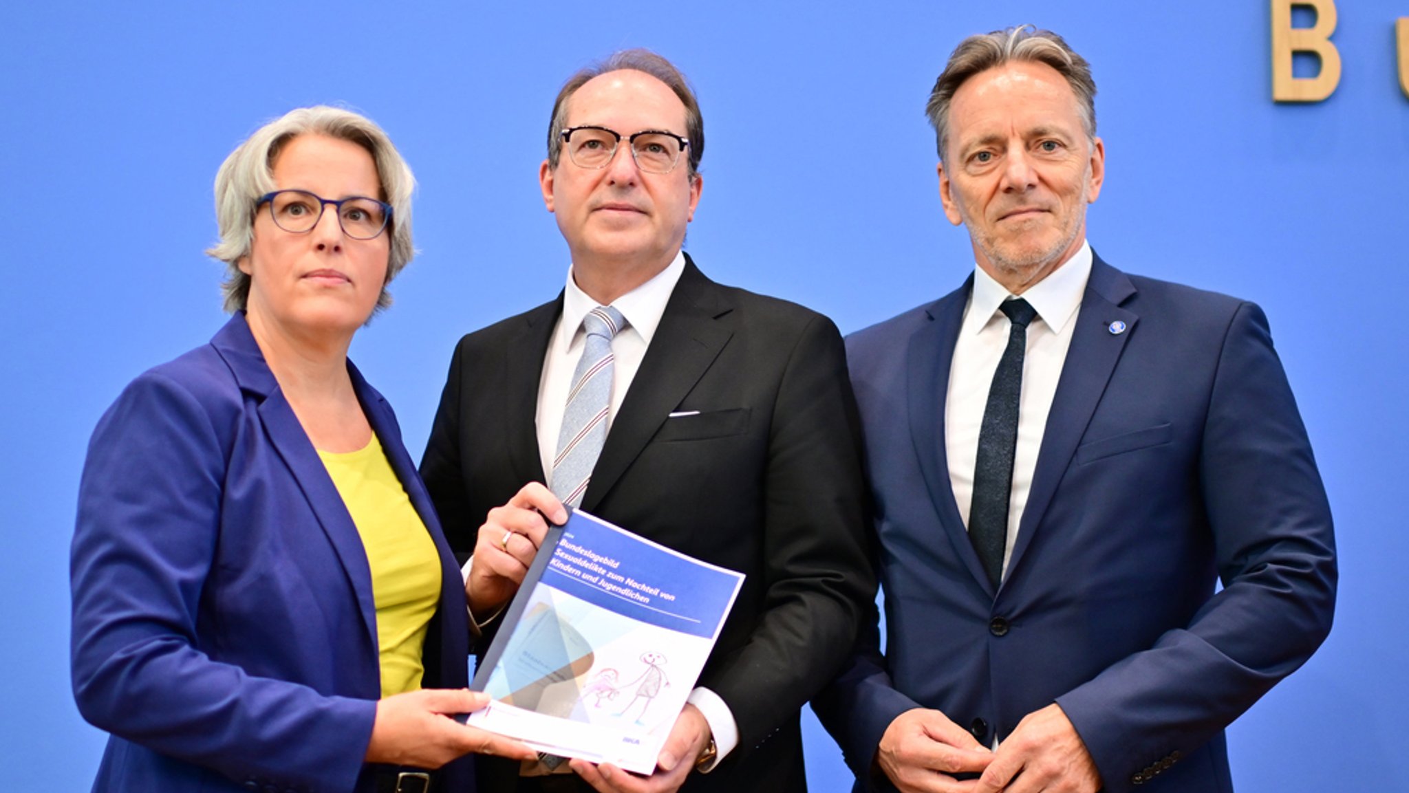 Kerstin Claus (von li.), Unabhängige Bundesbeauftragte gegen sexuellen Missbrauch von Kindern und Jugendlichen, Alexander Dobrindt (CSU), Bundesinnenminister, und Holger Münch, Präsident des Bundeskriminalamtes, während einer Pressekonferenz zum Bundeslagebild über sexuellen Missbrauch von Kindern und Jugendlichen im Jahr 2024. | Bild: dpa-Bildfunk/Sebastian Gollnow Kerstin Claus (von li.), Unabhängige Bundesbeauftragte gegen sexuellen Missbrauch von Kindern und Jugendlichen, Alexander Dobrindt (CSU), Bundesinnenminister, und Holger Münch, Präsident des Bundeskriminalamtes, während einer Pressekonferenz zum Bundeslagebild über sexuellen Missbrauch von Kindern und Jugendlichen im Jahr 2024.