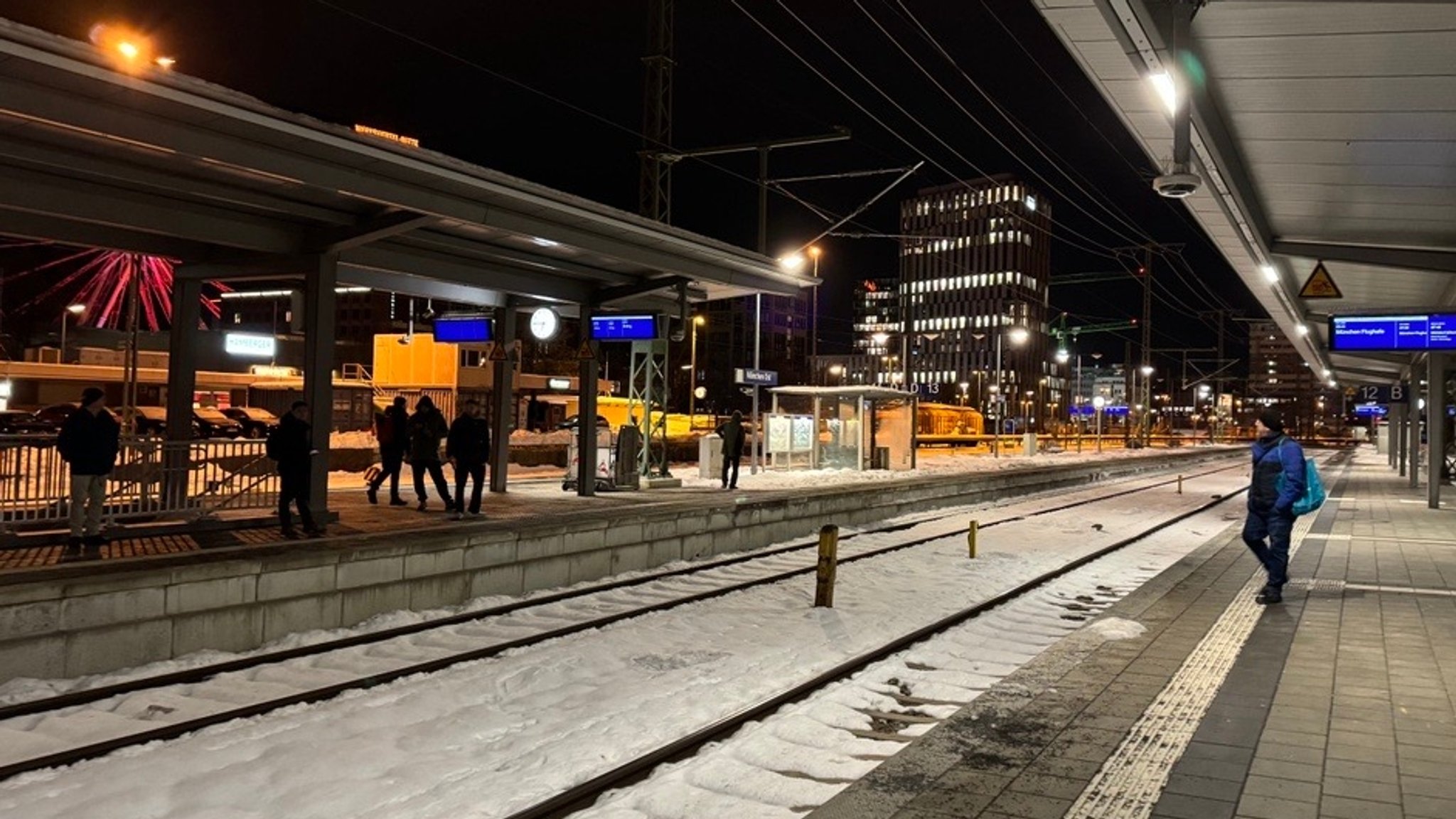 Einzelne Fahrgäste stehen am Münchner Ostbahnhof am leeren Gleis. Der Warnstreik legt den Zugverkehr weitgehend lahm..