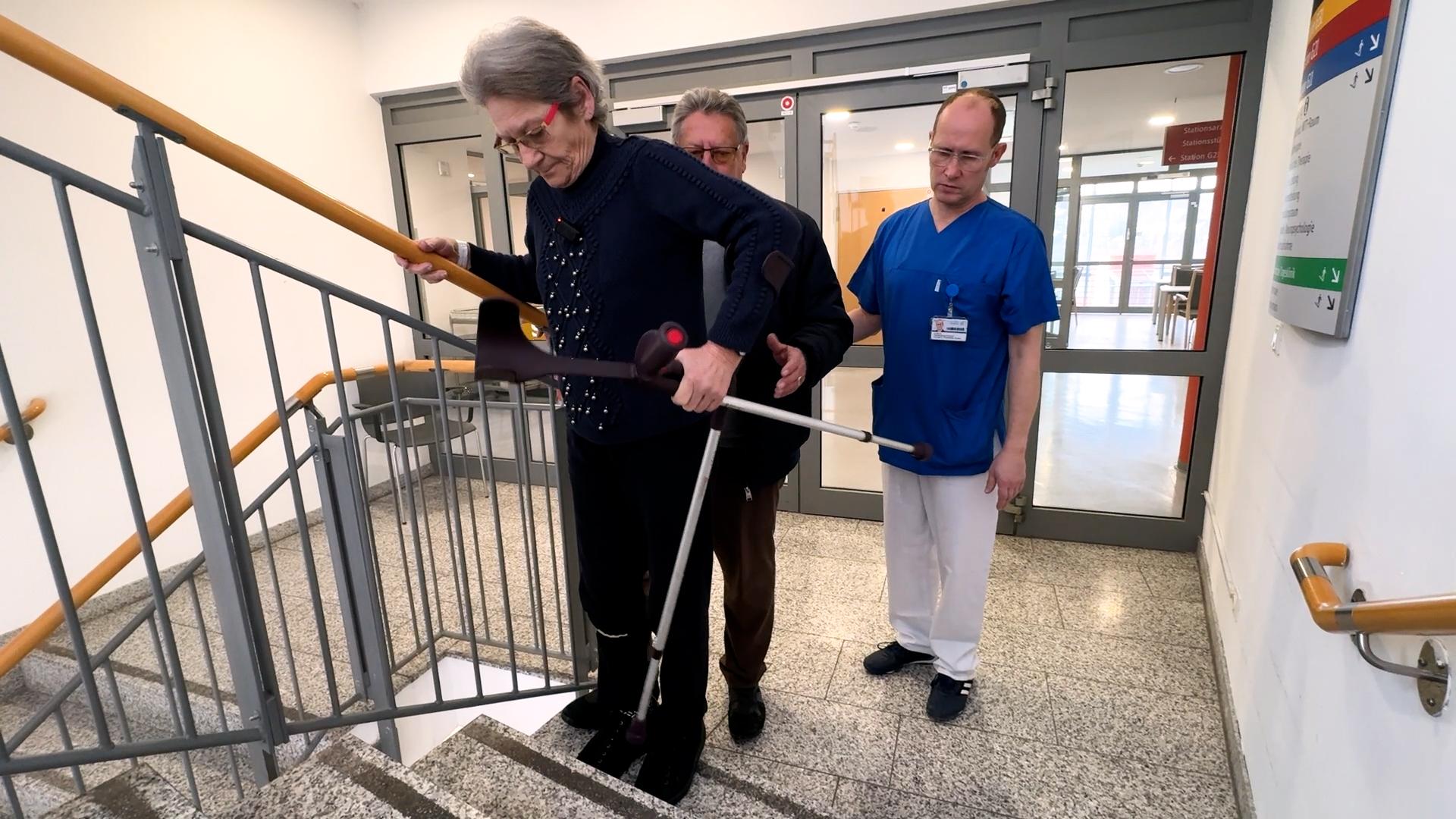 Brigitte Mark trainiert nach einer Schenkelhals-OP das Treppengehen.