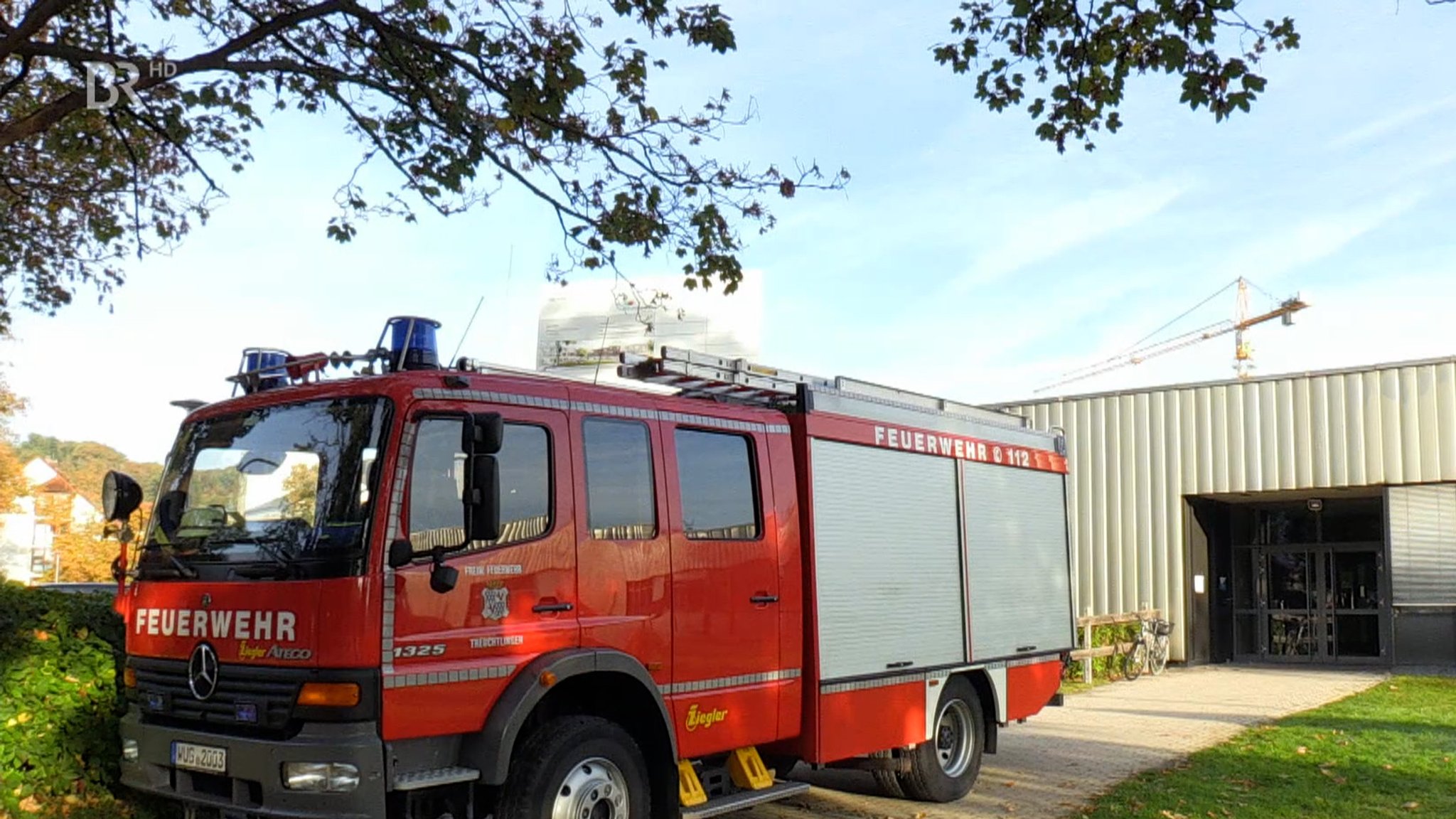 Ein Feuerwehrauto vor der Senefelder-Schule Treuchtlingen.