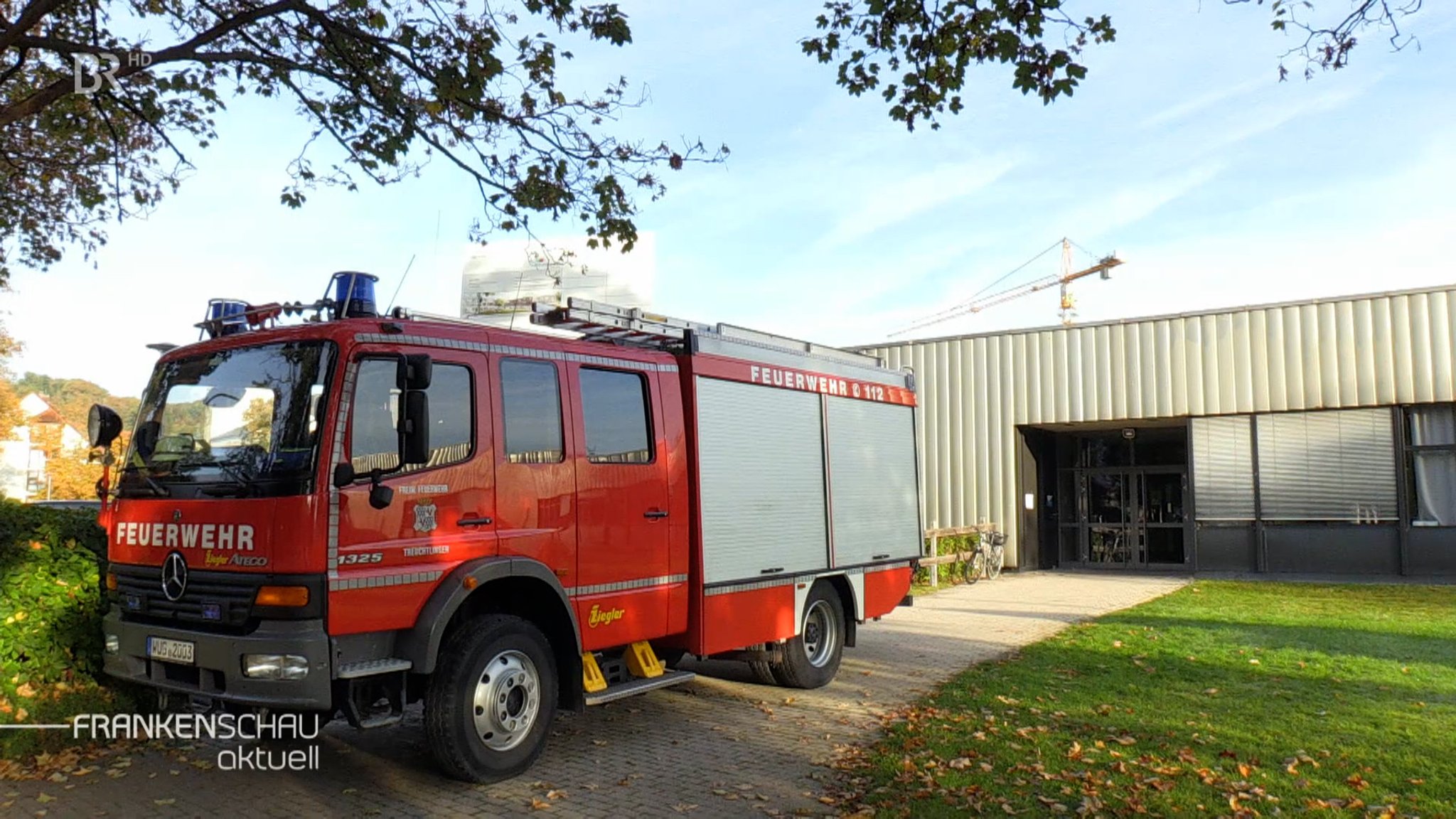 Ein Feuerwehrauto vor der Senefelder-Schule Treuchtlingen.