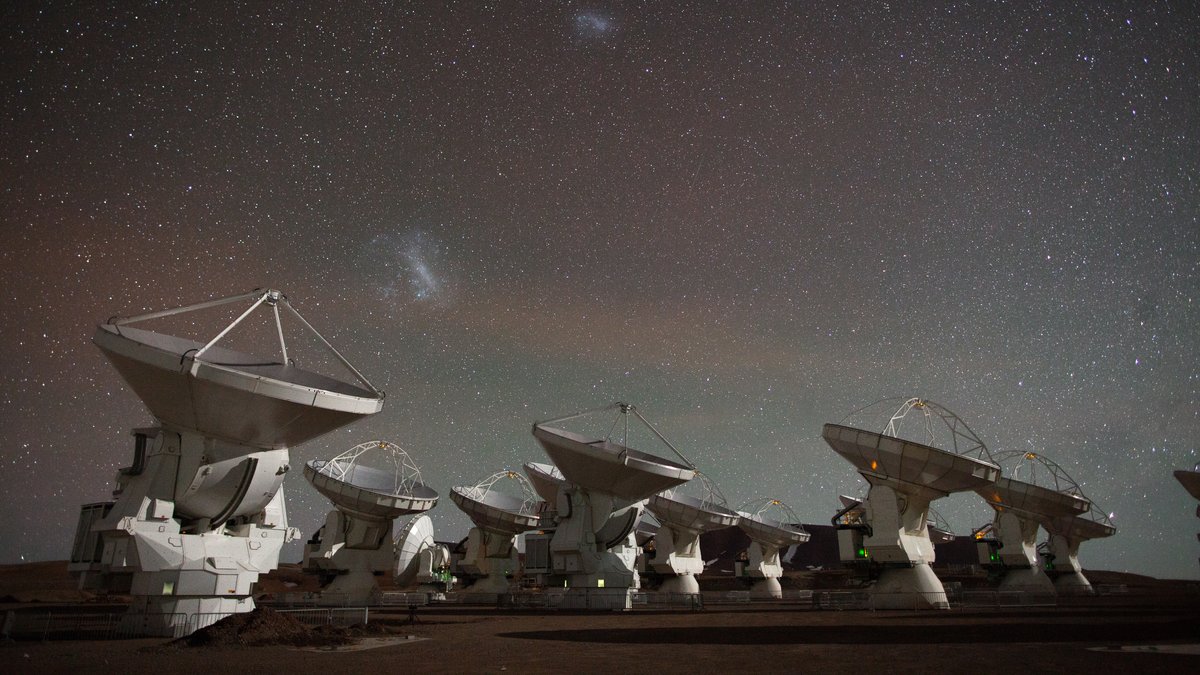 Die Antennenschüsseln des ALMA-Radioteleskops in den chilenischen Anden gehören zum Netzwerk des Event Horizon Telescope EHT