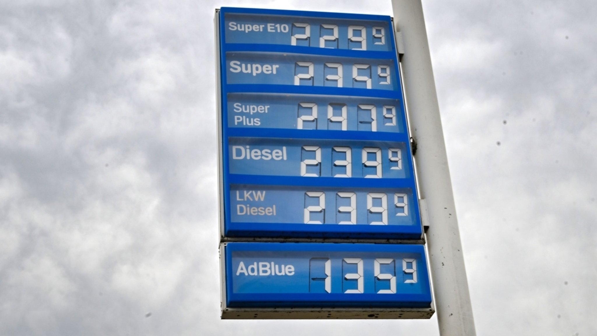Die Spritpreise an einer Tankstelle (Symbolbild).