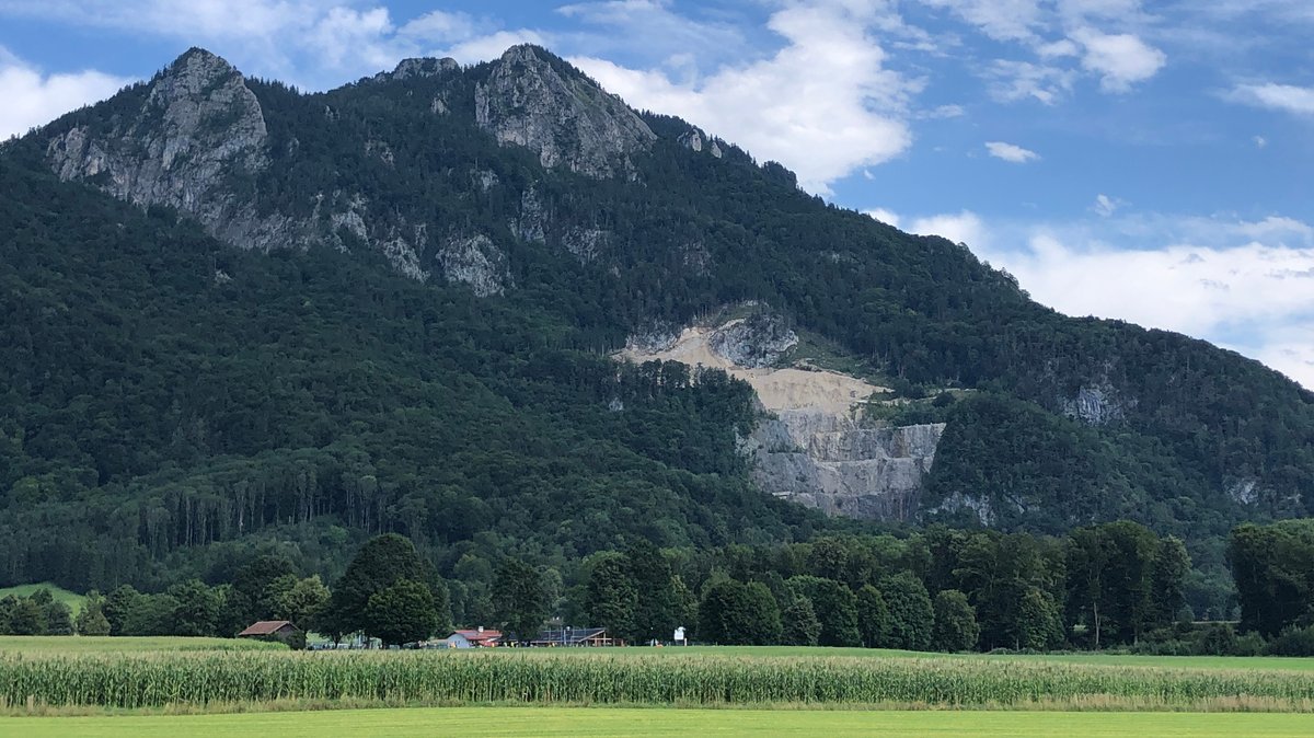 Blick auf den Heuberg und den umstrittenen Steinbruch, nahe dem oberbayerischen Nußdorf am Inn vom Inntal aus gesehen