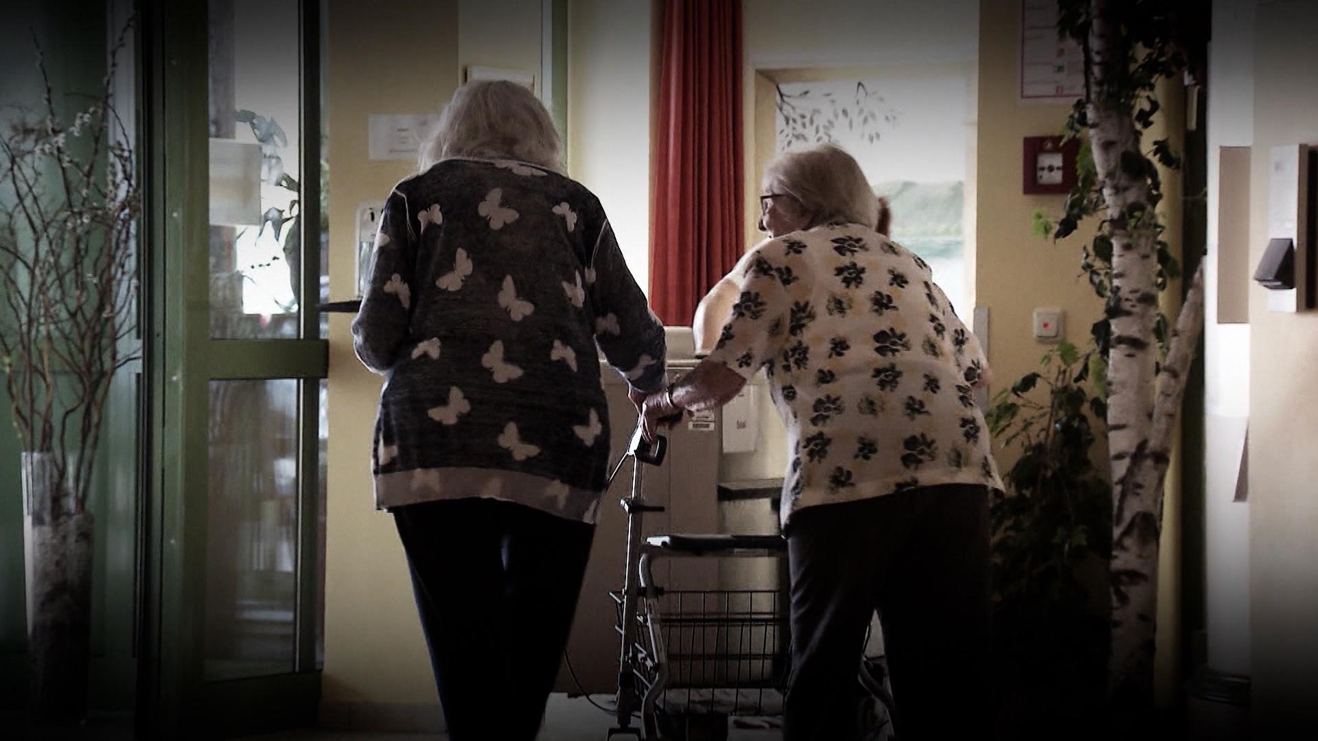 Seniorinnen im Pflegeheim