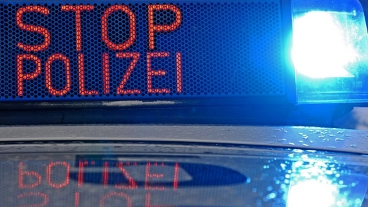 "STOP POLIZEI"-Anzeige auf dem Dach eines Polizeiautos (Symbolbild)