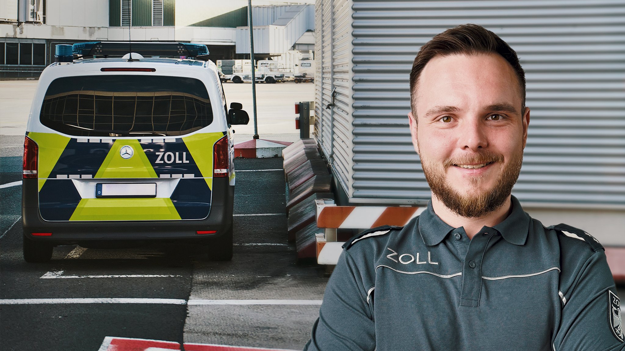 Mann in Zollbeamten-Uniform vor Zollfahrzeug 