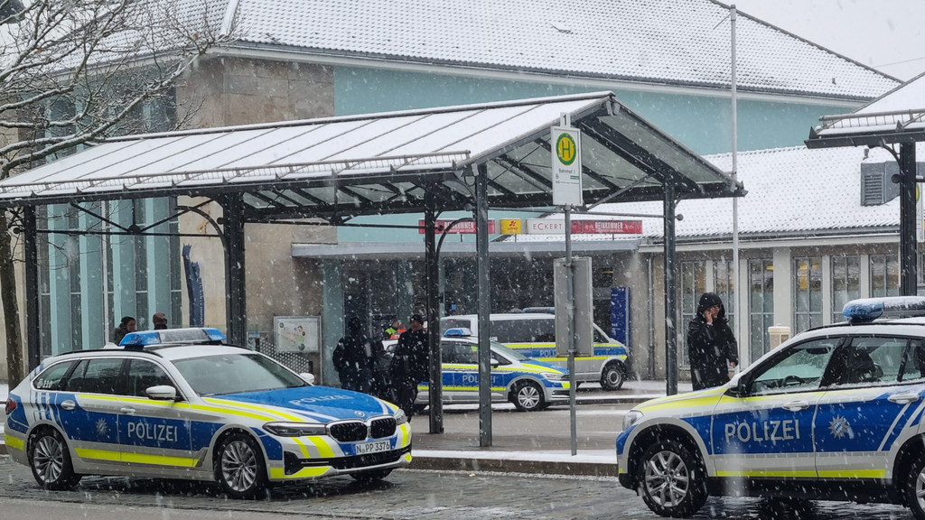 Wegen eines Großeinsatzes der Polizei kam es am Bahnhof Ansbach zu zahlreichen Zugausfällen und Verspätungen im Nah- und Fernverkehr. 