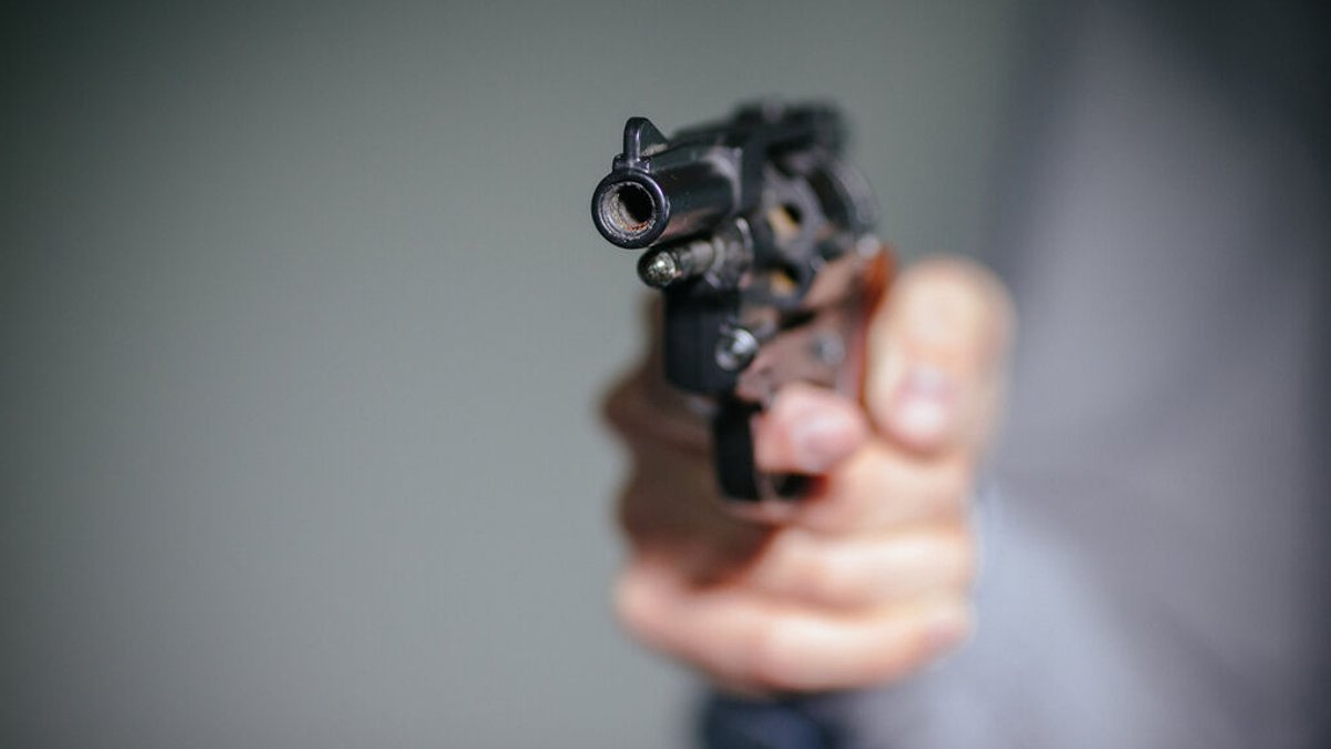Mann will in Nürnberg Waffe ziehen – Polizei ist schneller