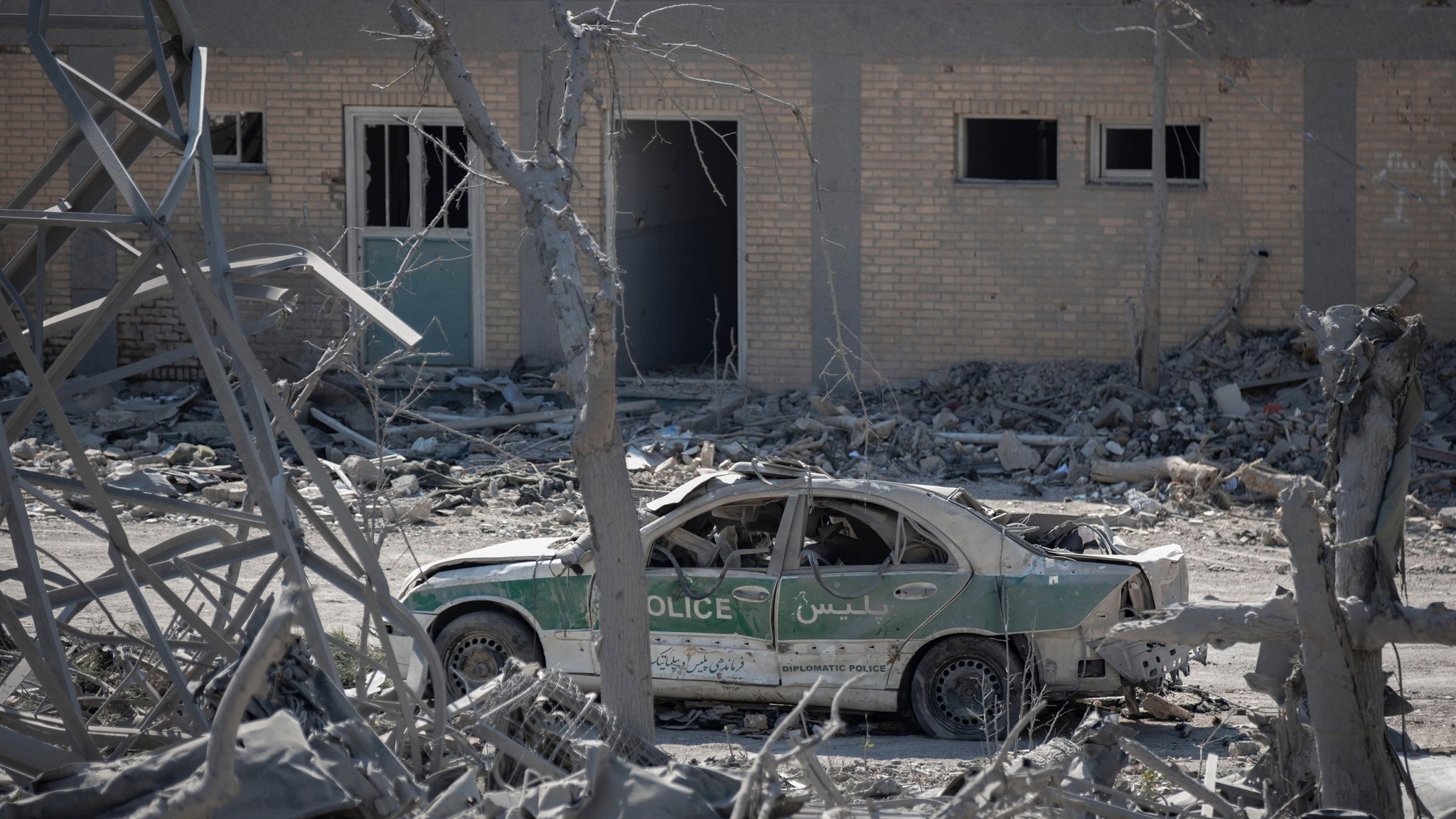 (Symbolbild) Zerstörtes iranisches Polizeifahrzeug nach einem Luftangriff auf die Hauptstadt Teheran, aufgenommen am 04.03.26.