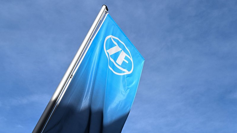 Fahne des Automobilzulieferers ZF | Bild: dpa-Bildfunk/Felix Kästle Fahne des Automobilzulieferers ZF