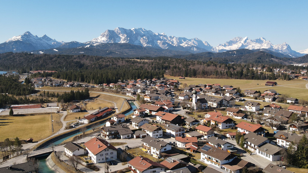Luftaufnahme der Gemeinde Krün - im Hintergrund das Wettersteingebirge.