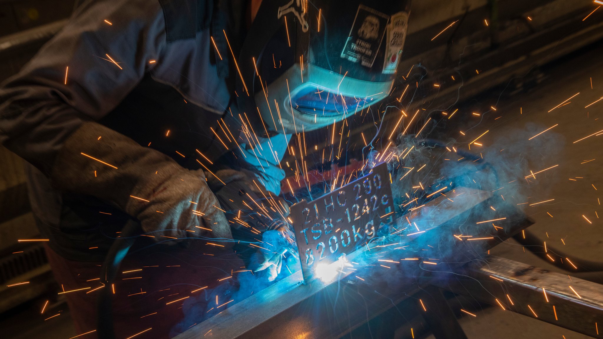(Symbolbild) Ein Mitarbeiter schweißt bei einem Maschinenbauer an einem Bauteil, er trägt Schutzkleidung, Funken sprühen. | Bild: picture alliance/dpa | Stefan Puchner (Symbolbild) Ein Mitarbeiter schweißt bei einem Maschinenbauer an einem Bauteil, er trägt Schutzkleidung, Funken sprühen.
