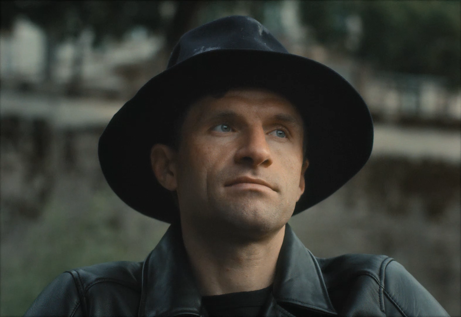 Thomas Müller mit Helmut Dietl Cowboy Hut