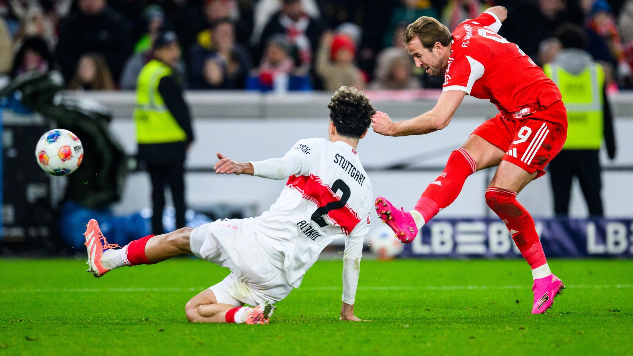 VfB Stuttgart - FC Bayern München | Bild: dpa-Bildfunk/Tom Weller VfB Stuttgart - FC Bayern München