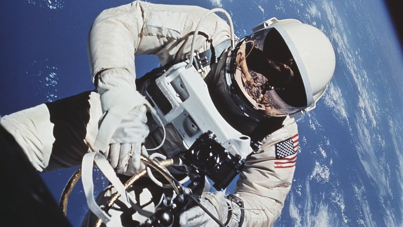 Astronaut Edward White beim ersten amerikanischen Spaziergang im All am 3. Juni 1965.