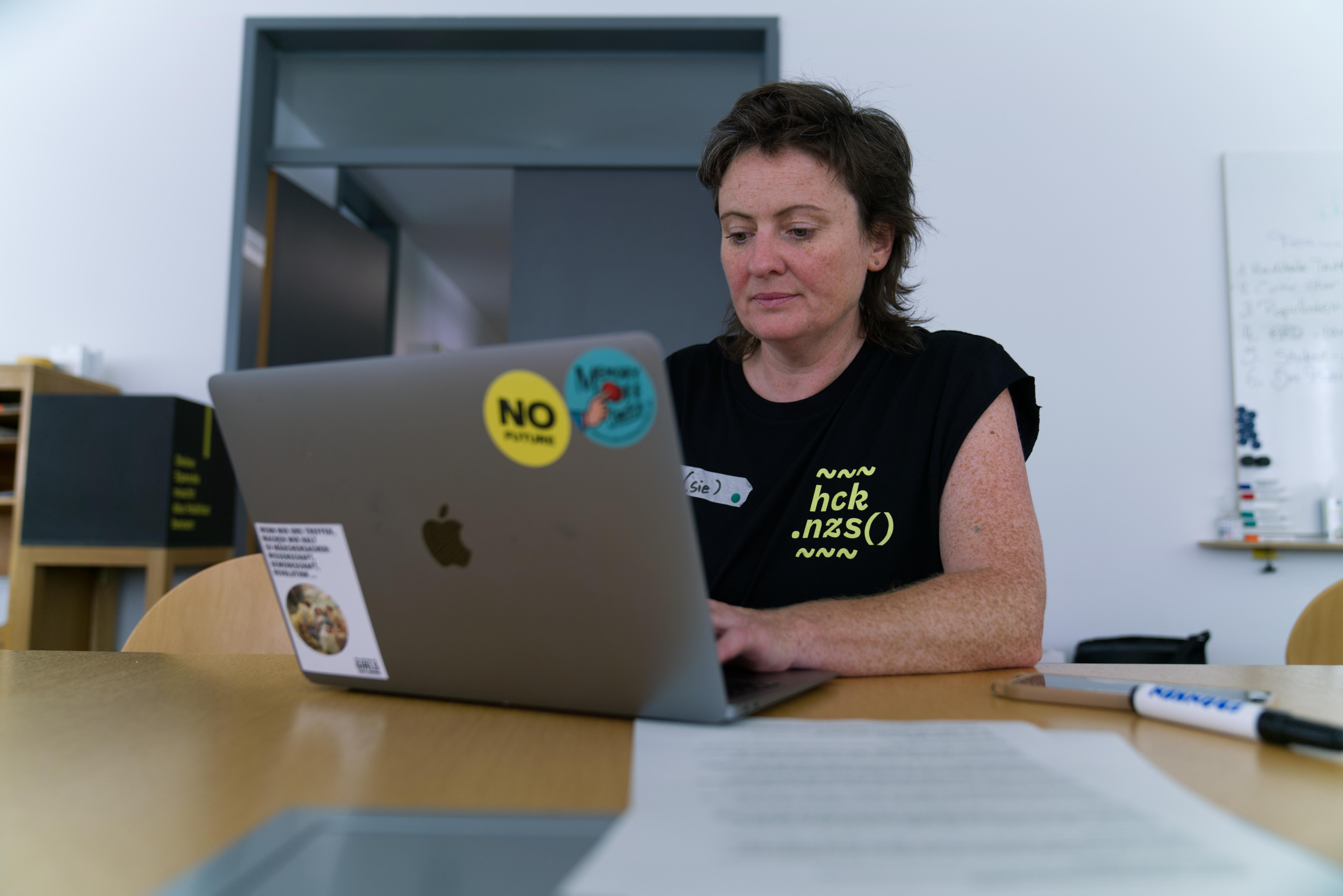 Miriam Artmann vom Augsburger Freien Szenetheater Bluespots Productions hat den 48-Stunden-Hackathon "hcknzs" mitorganisiert. 