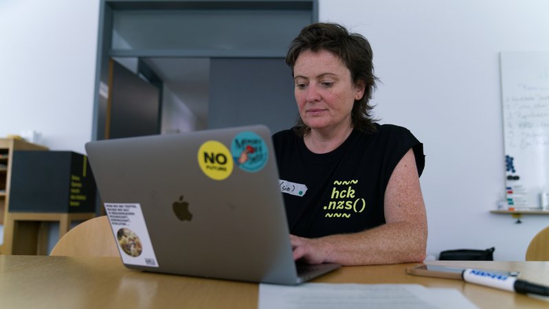 Miriam Artmann vom Augsburger Freien Szenetheater Bluespots Productions hat den 48-Stunden-Hackathon "hcknzs" mitorganisiert. | Bild: BR/ Veronika Scheidl Miriam Artmann vom Augsburger Freien Szenetheater Bluespots Productions hat den 48-Stunden-Hackathon "hcknzs" mitorganisiert.