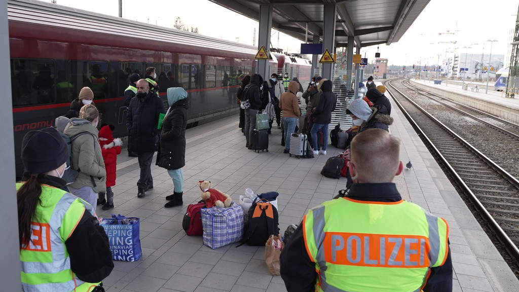 Bundespolizei und Flüchtlinge am Samstag in Rosenheim