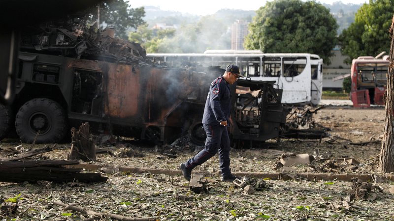 Feuerwehrmann neben zerstörter Flugabwehr auf Militärstützpunkt in Caracas | Bild: Reuters/Leonardo Fernandez Viloria Feuerwehrmann neben zerstörter Flugabwehr auf Militärstützpunkt in Caracas