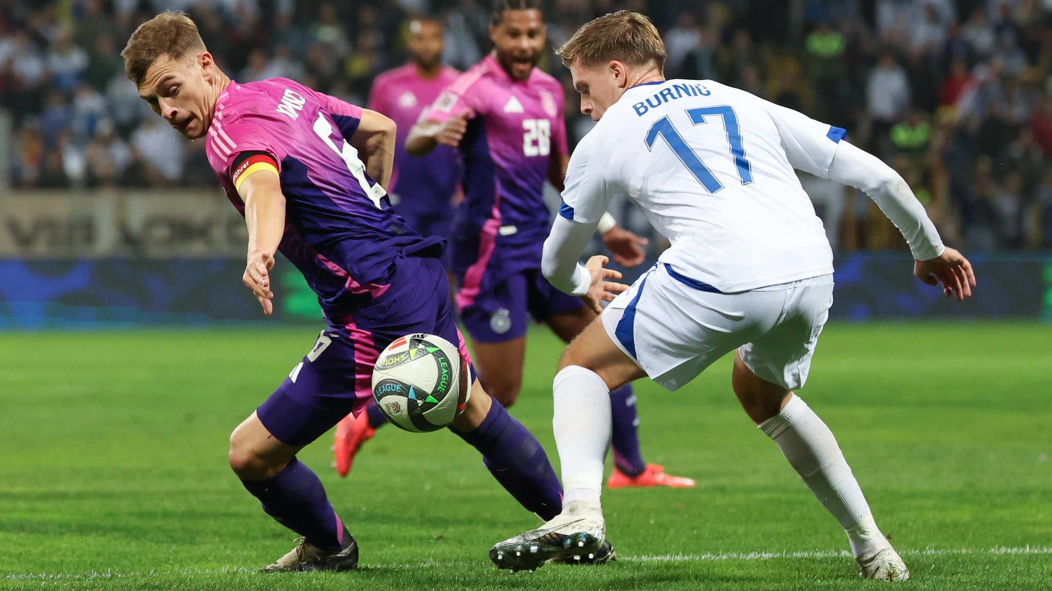 Joshua Kimmich (links) im Kampf um den Ball mit Bosniens Dzenis Burnic (rechts).