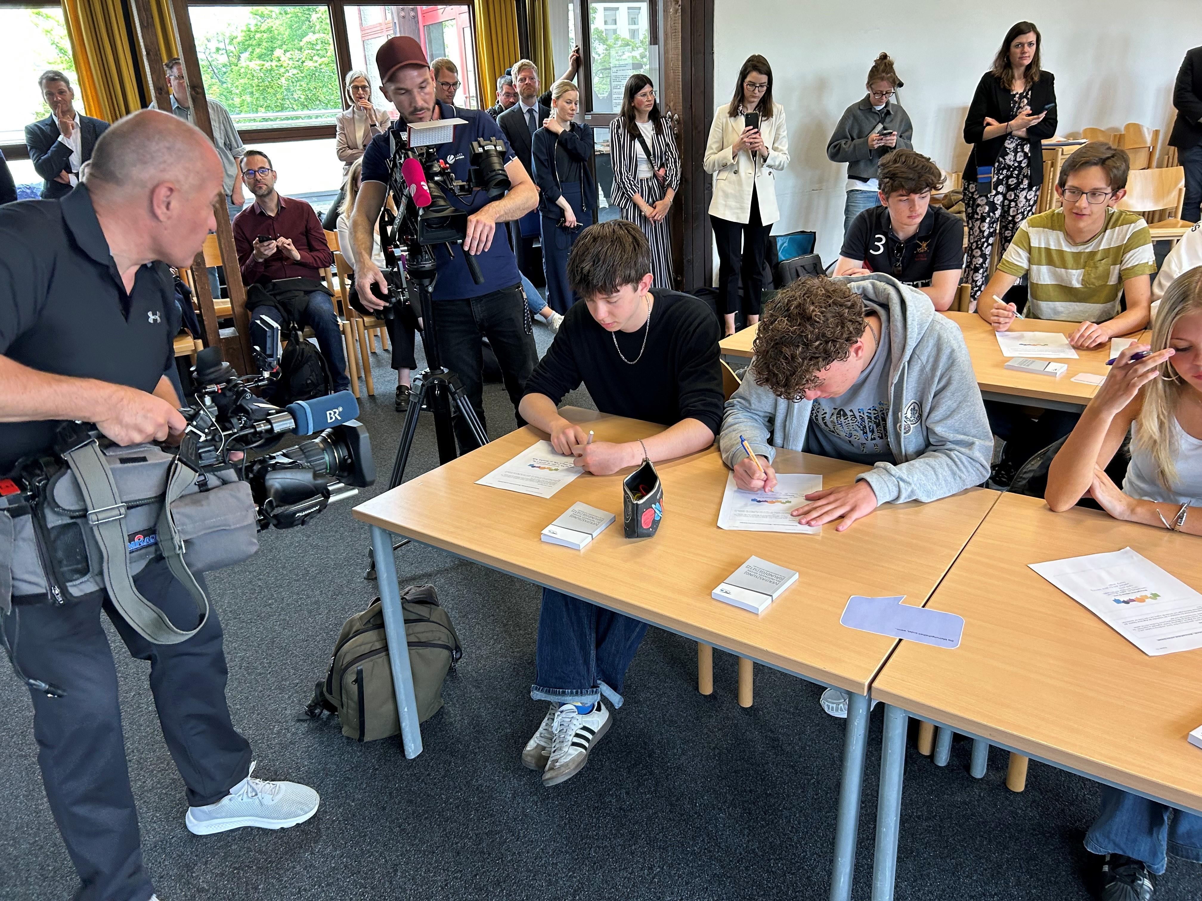 Schüler in Demokratieunterricht mit Kamerateams