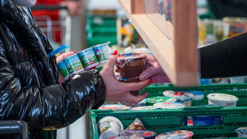 Die Kundin einer Tafel bekommt Joghurt und Pudding. | Bild: dpa-Bildfunk/Daniel Vogl Die Kundin einer Tafel bekommt Joghurt und Pudding.