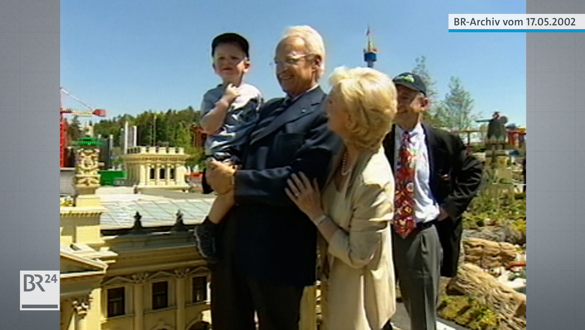 Edmund und Karin Stoiber mit Enkel vor Miniatur-Reichstag im Legoland