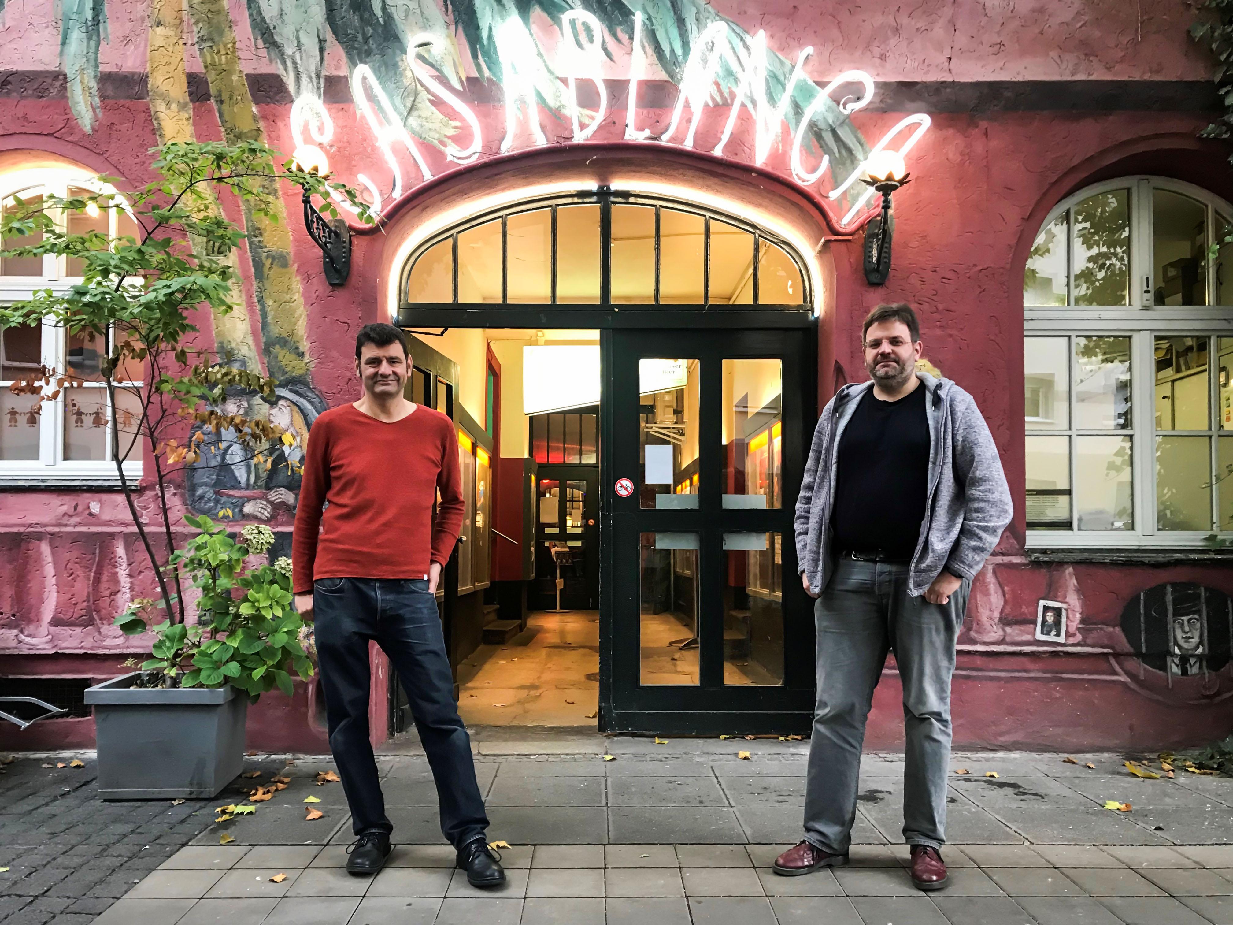 Die beiden Nürnberger Kinobetreiber Gerhard Schwarz (Li.) und Matthias Damm stehen vor dem Eingangsbereich des Casablanca Kinos