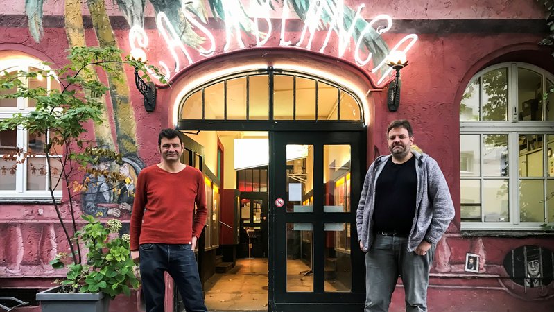 Die beiden Nürnberger Kinobetreiber Gerhard Schwarz (Li.) und Matthias Damm stehen vor dem Eingangsbereich des Casablanca Kinos | Bild: BR/Daniel Peter Die beiden Nürnberger Kinobetreiber Gerhard Schwarz (Li.) und Matthias Damm stehen vor dem Eingangsbereich des Casablanca Kinos