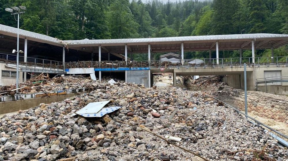 Eisbahn am Königssee vom Unwetter zerstört | BR24