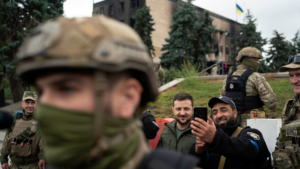 Wolodymyr Selenskyj (M.), Präsident der Ukraine, macht ein Selfie mit einem Polizisten (Archivbild)